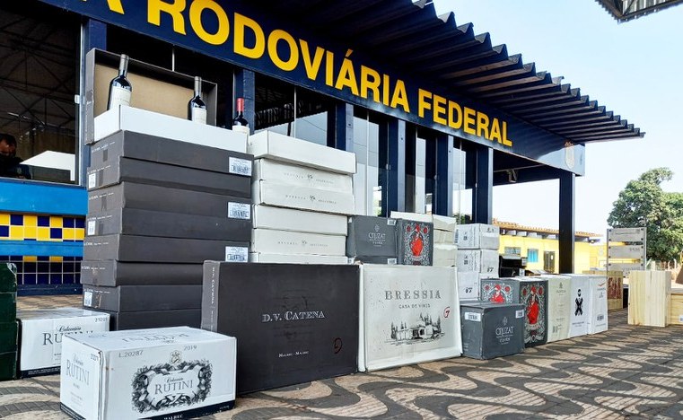 MT: PRF apreende 713 garrafas de vinhos importados ilegalmente em Rondonópolis