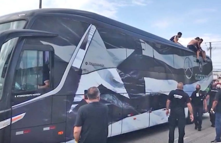 Rio: Torcedores do Botafogo sobem em teto do ônibus comemorando a conquista da Série B - revistadoonibus