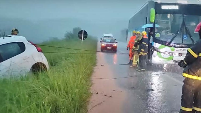 MG: Acidente entre carro e ônibus deixa 2 mortos em Muriaé - Vídeo - revistadoonibus