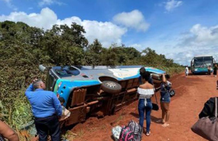 Vídeo: Ônibus da Rio Novo tomba na BR-158 em Canabrava do Norte