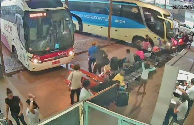 Vídeo: Ônibus da Novo Horizonte invade plataforma de embarque em Porangatu