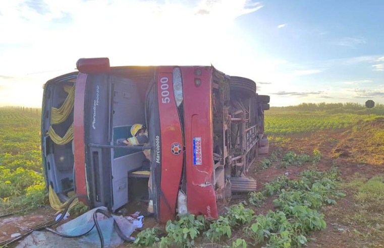DF: Ônibus de turismo tomba na rodovia GO-436, deixando 25 feridos