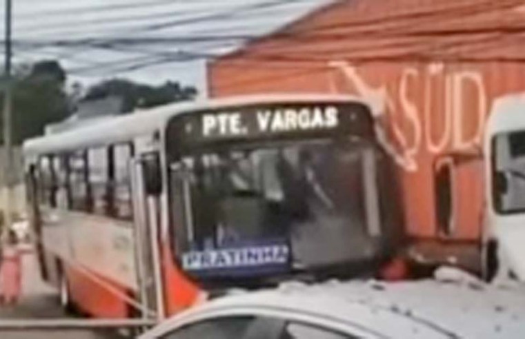Vídeo: Carreta atinge poste e ônibus em Belém - revistadoonibus