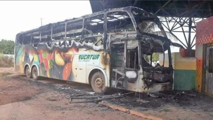 Ônibus da Eucatur pega fogo na rodoviária de Rorainópolis no Sul de Roraima