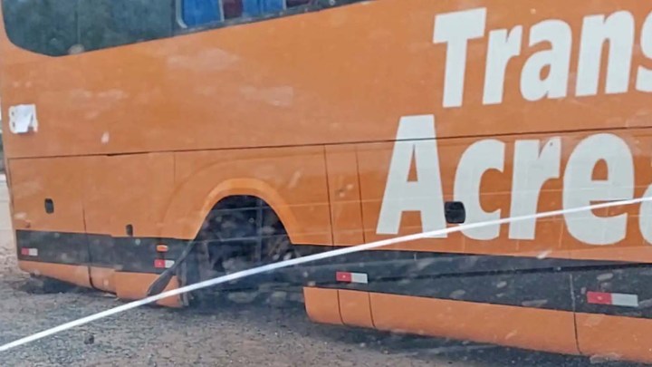 AC: Ônibus da Transacreana perde a roda na BR-317