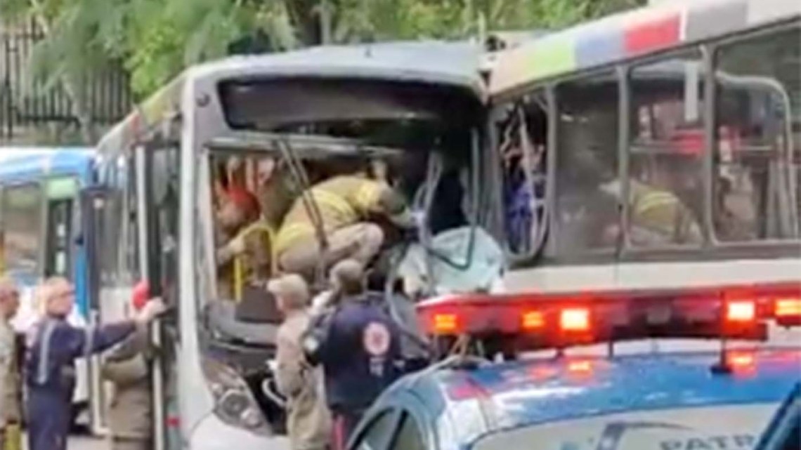 Vídeo: Acidente com dois ônibus chama a atenção entre Muzema e Rio das Pedras