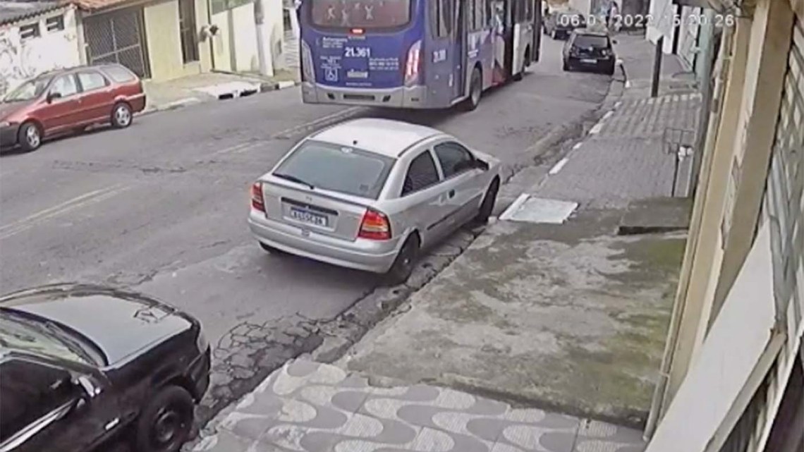 Vídeo: Idosa é atropelada por ônibus da EMTU e tem perna amputada em Osasco