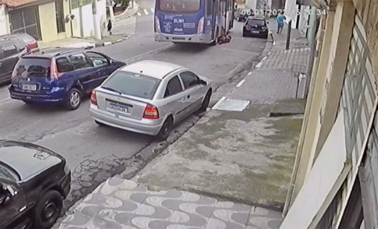 Vídeo: Idosa é atropelada por ônibus da EMTU e tem perna amputada em Osasco - revistadoonibus