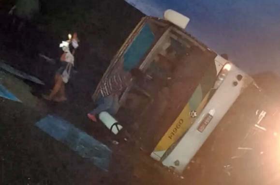 ES: Ônibus da Gontijo tomba na BR-101 em Anchieta deixando 13 feridos