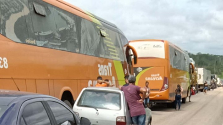 AC: BR-364 fica interditada no trecho entre Feijó e Manoel Urbano