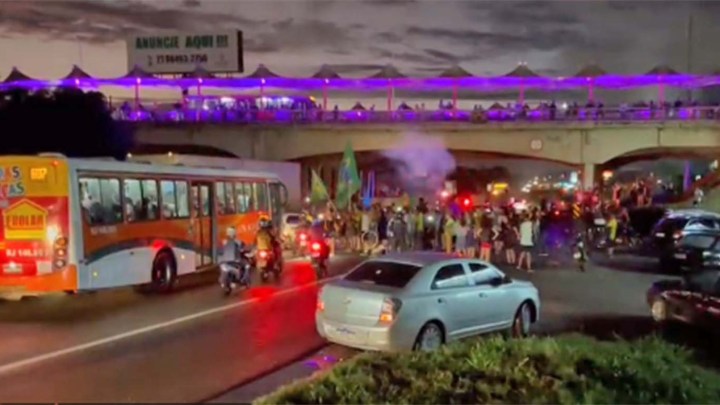 Vídeo: Protesto complica o trânsito na Via Dutra em Nova Iguaçu