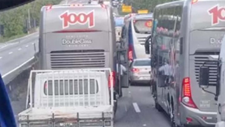 RJ: Caminhoneiros fecham a Via Dutra em Barra Mansa