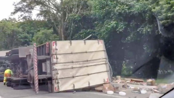 RJ: Carreta tomba e complica o trânsito na subida da Serra das Araras