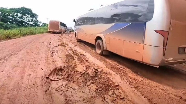 Vídeo: Motoristas e passageiros sofrem na Rodovia Transamazônica