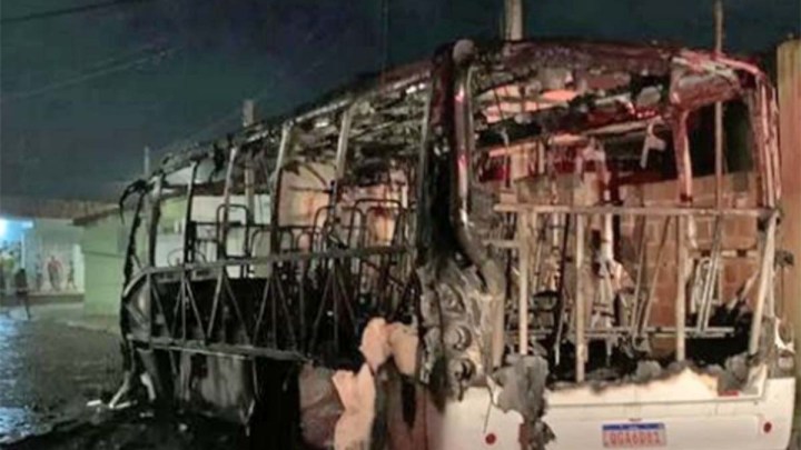 RN: Micro-ônibus é incendiado em Canguaretama