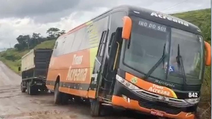 Vídeo: Ônibus da Transacreana atola na BR-364
