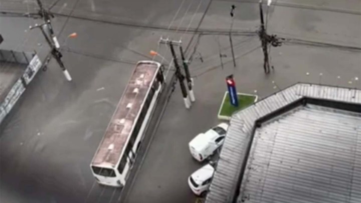 Belém: Chuva deixa ruas alagadas e prejudica o transporte