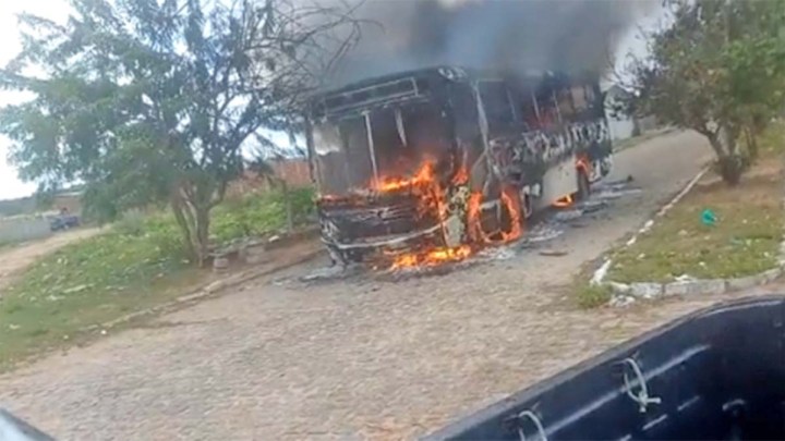 Natal: Ônibus é incendiado na zona oeste nesta manhã