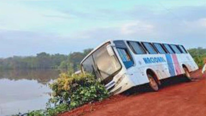 Vídeo: Ônibus da Nacional quase tomba em Brasileira no Piauí