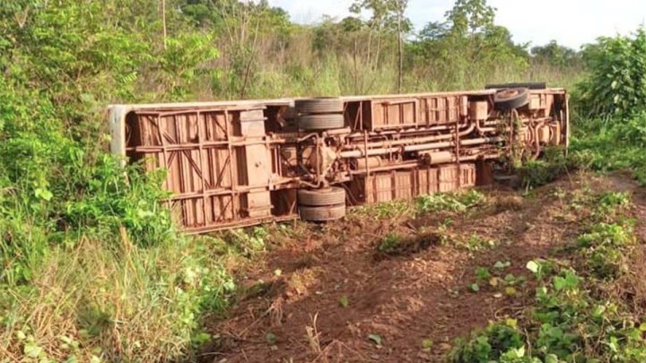 Vídeo: Ônibus tomba e deixa feridos em Moju/PA