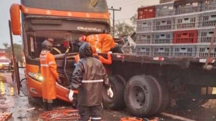 MA: Acidente com ônibus da R.A Viagens deixa 2 feridos em Timon