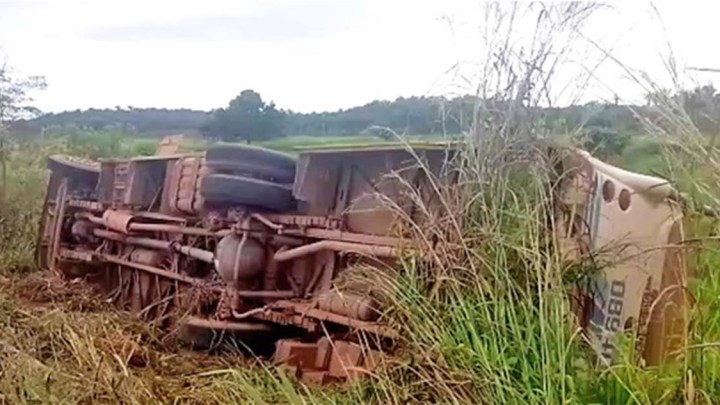 PI: Ônibus escolar tomba na zona rural de Barras