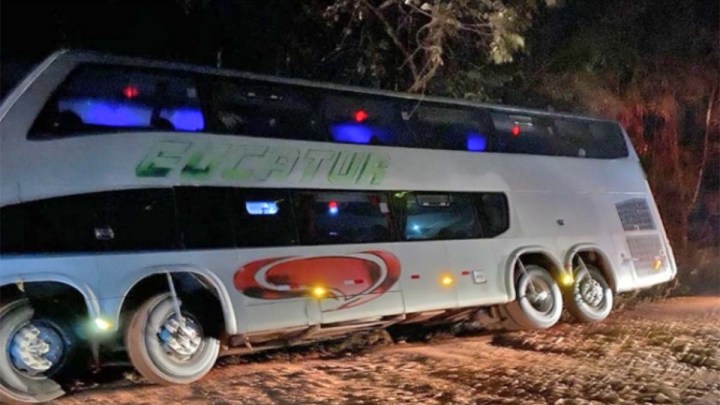 Estrada: Ônibus da Eucatur quase tomba na BR-174