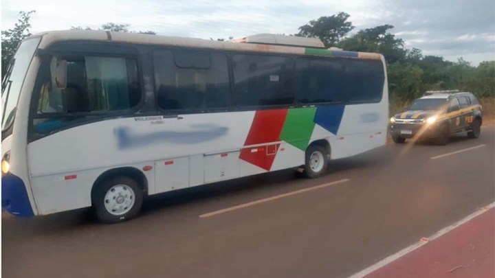 PI: PRF apreende micro-ônibus irregular em Piripiri