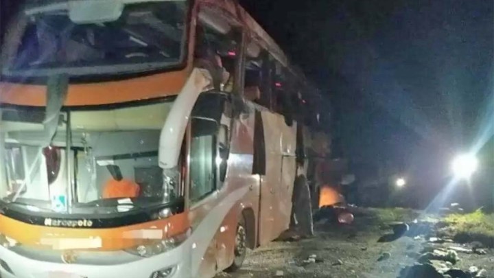 TO: Ônibus colide contra carreta deixando três mortos na BR-153