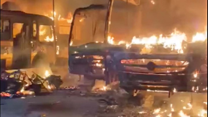 Vídeo: Ônibus escolares são incendiados em Araioses