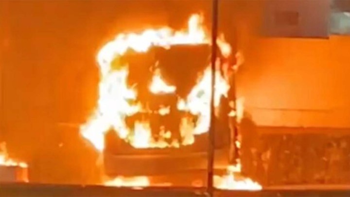 Vídeo: Bandidos incendeiam ônibus em João Pessoa