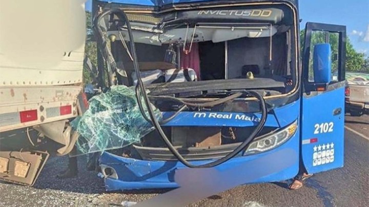 TO: Colisão entre ônibus e caminhão chama a atenção