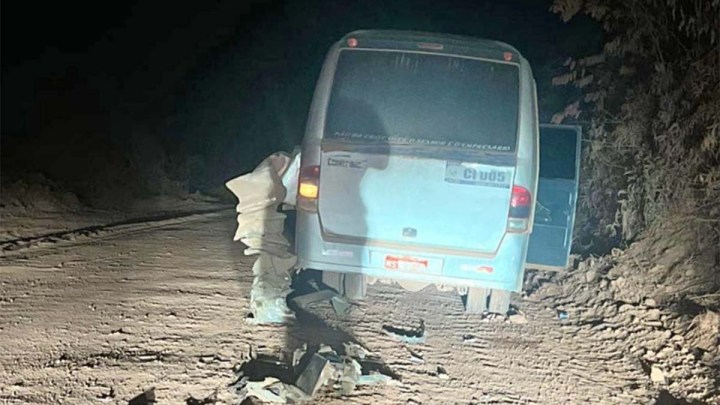 Vídeo: Acidente com micro-ônibus deixa 6 feridos na BR-422