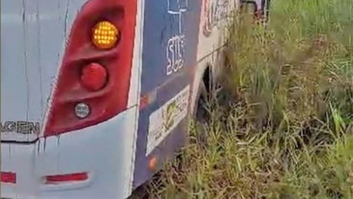 MA: Ônibus sai da pista na BR-153 em Itapecuru-Mirim