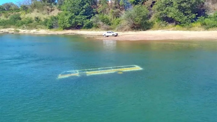 TO: Micro-ônibus cai de balsa e afunda no Rio Tocantins