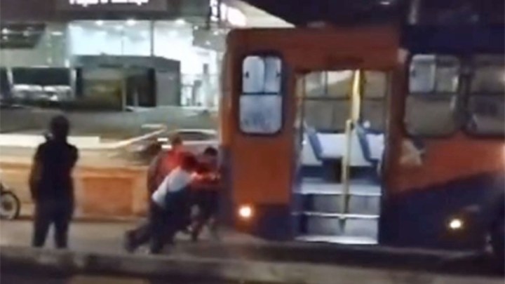 Vídeo: Passageiros empurram ônibus em Várzea Grande
