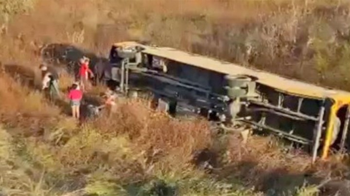 RN: Ônibus escolar tomba na BR-226 em Pau dos Ferros