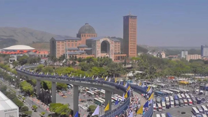 SP: Santuário Nacional de Aparecida recebe milhares de romeiros