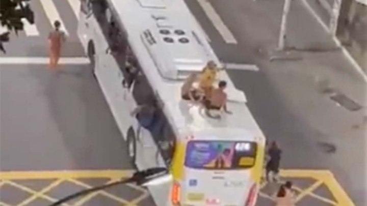 Vídeo: Volta da praia tem ônibus 474 com passageiros no teto