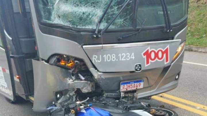 RJ: Acidente entre moto e ônibus deixa um morto em Sapucaia