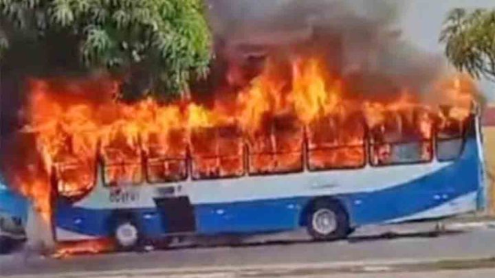 PA: Ônibus pega fogo na cidade de Ananindeua