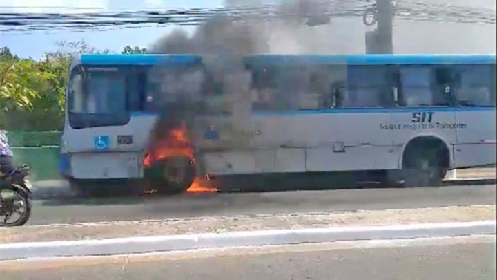Vídeo: Ônibus da Ratrans pega fogo em São Luís nesta tarde