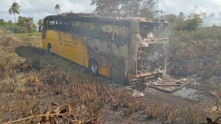 AL: Ônibus rodoviário pega fogo em Marechal Deodoro