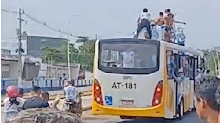 Vídeo: Torcedores do Paysandu são vistos em teto de ônibus