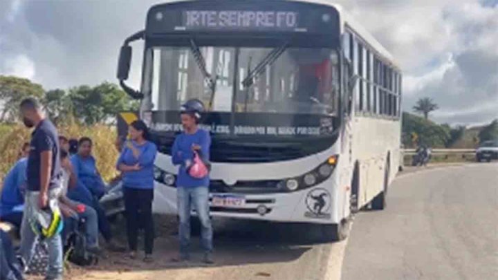 BA: Acidente entre caminhão e ônibus deixa feridos em Eunápolis