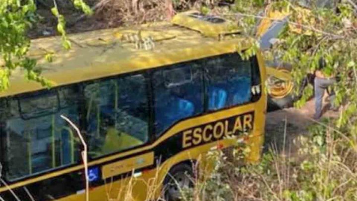 MA: Micro-ônibus caia em ribanceira em São José de Ribamar