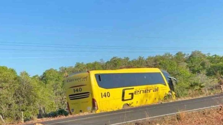 Ônibus da Expresso General acaba saindo da pista na PI-110