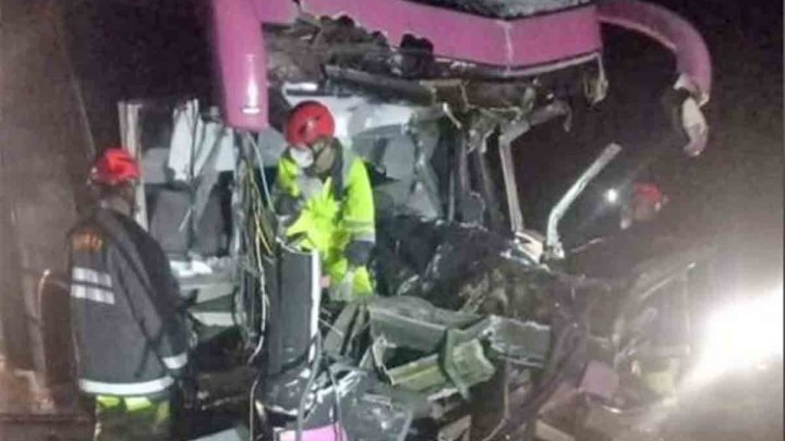 Acidente com ônibus deixa um morto em São Lourenço da Serra