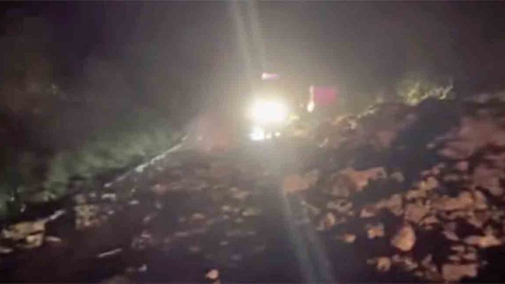 Rio-Santos é interditada por queda de barreira em Mangaratiba