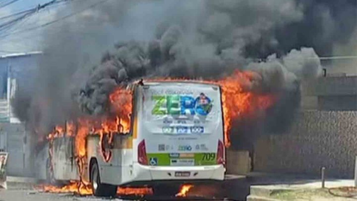 Bandidos incendeiam ônibus na zona norte do Recife